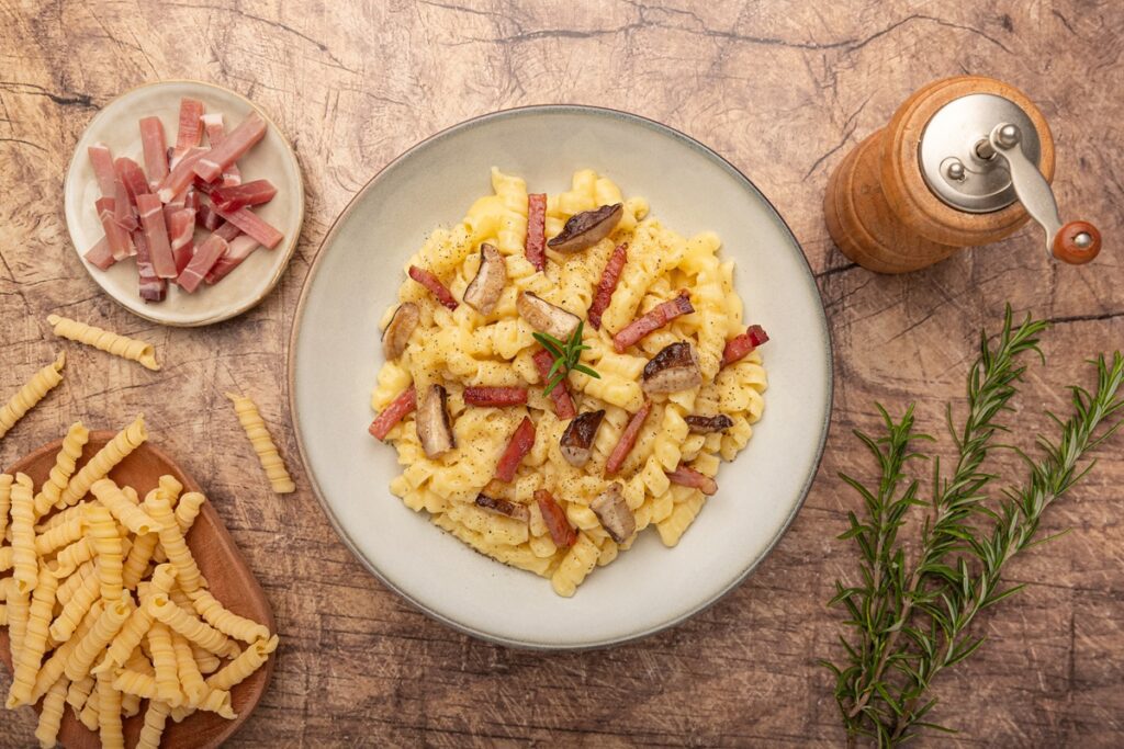 Fusilli con crema di patate, funghi e speck croccante