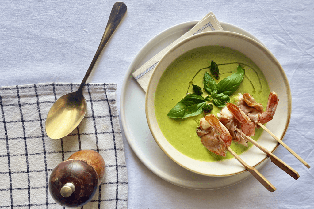 Involtini di gamberi al prosciutto crudo su vellutata di asparagi