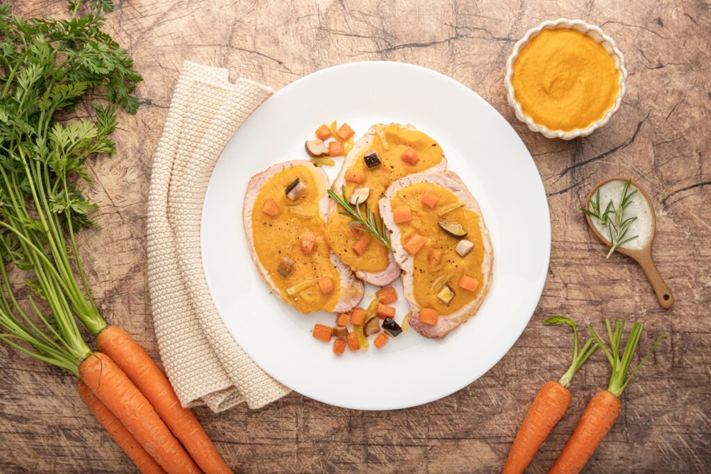 Arista al forno da servire con crema di carote, cipolle e funghi