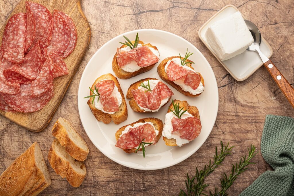 Crostini croccanti con robiola e salame Milano