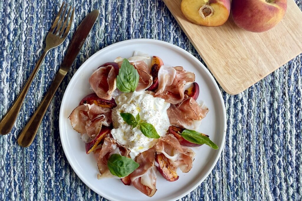 Insalata di pesche, stracciatella e speck