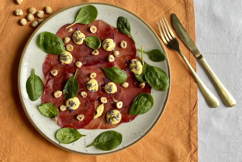 Carpaccio di bresaola, maionese al mango e nocciole