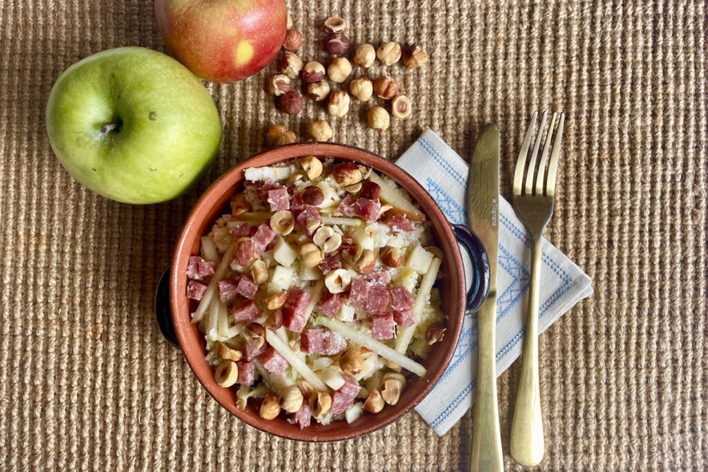 Insalata di cavolfiore, salame Milano, toma e mele