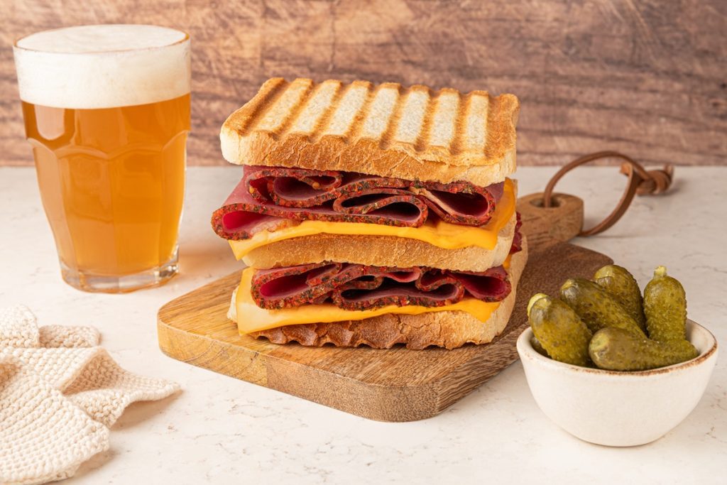 Doppio sandwich con pastrami, cheddar e cetriolini-Segata Salumi