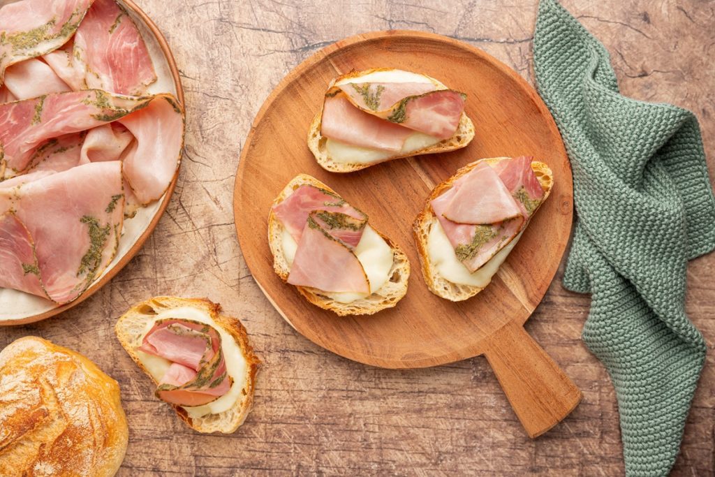 Segata-Bruschette con mozzarella e cotto alle erbe