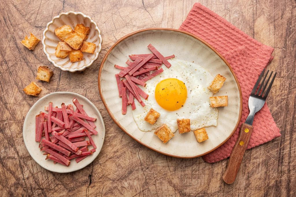 Segata-Uovo con pastrami e crostini